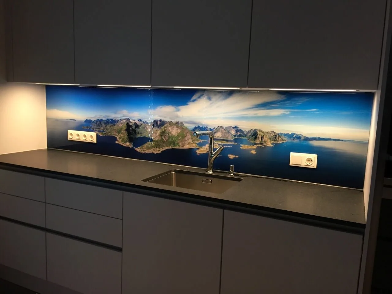 Küchenrückwand aus Glas mit einem Landschaftsmotiv über der Arbeitsfläche