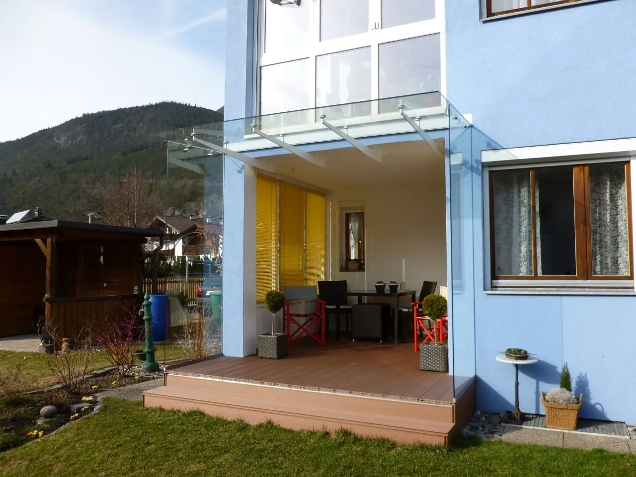 Glasüberdachung über der Terrasse eines Wohnhauses